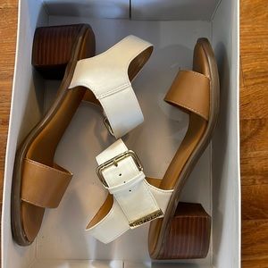 Tommy Hilfiger block sandal, white and tan with gold buckle, size 6